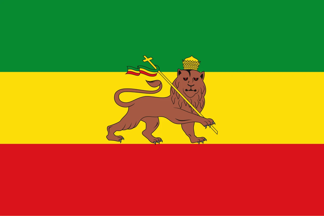Tricolor verde, amarillo y rojo con el León de Judá coronado en el centro