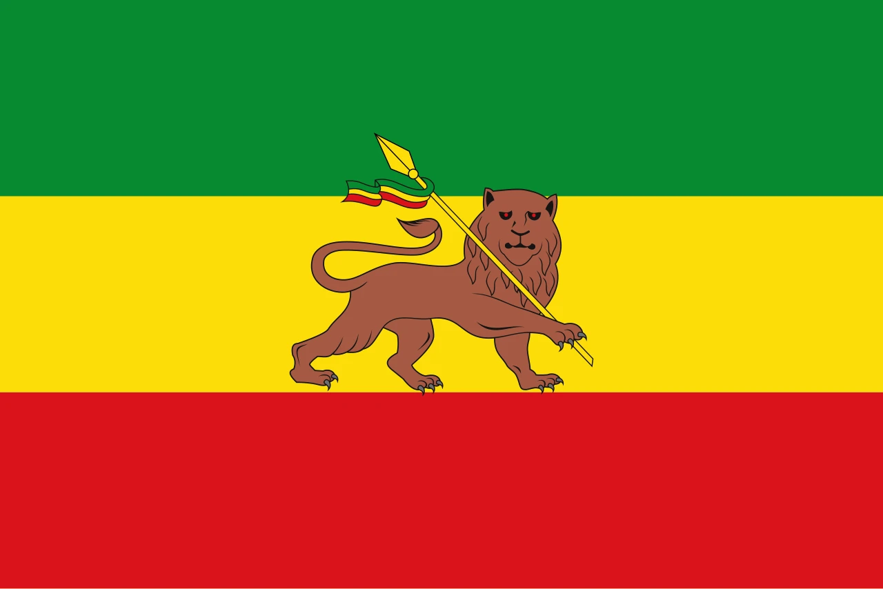 Tricolor verde, amarillo y rojo con un león sin corona que lleva una lanza