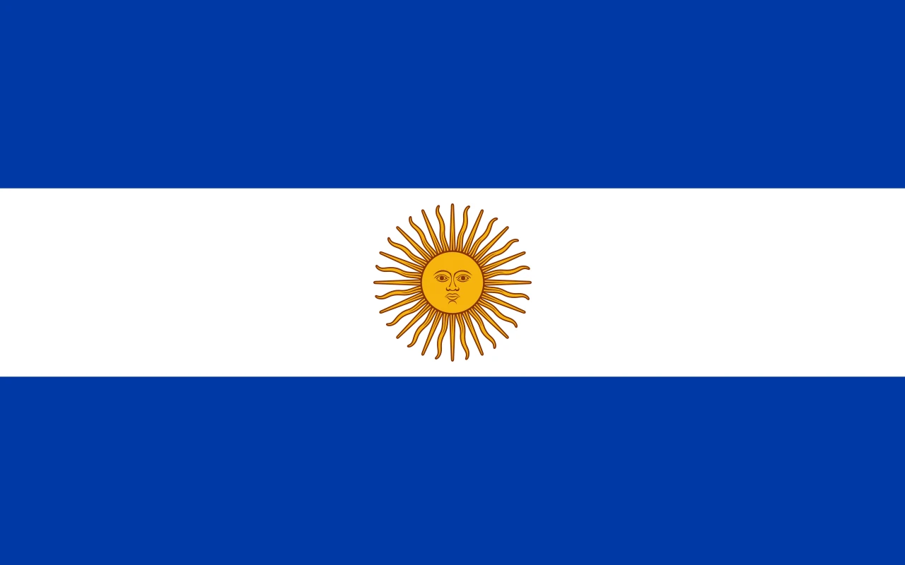 Bandera azul, blanca y azul con el Sol de Mayo en el centro