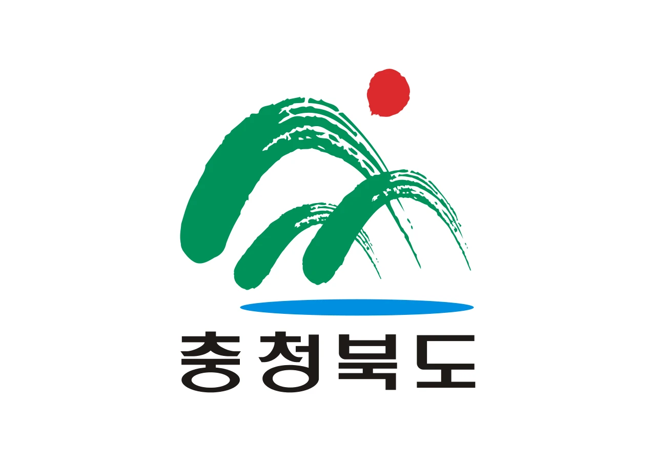 Bandera blanca de Chungcheong del Norte de 1999 con sol rojo, montañas verdes y agua azul pintados a pincel