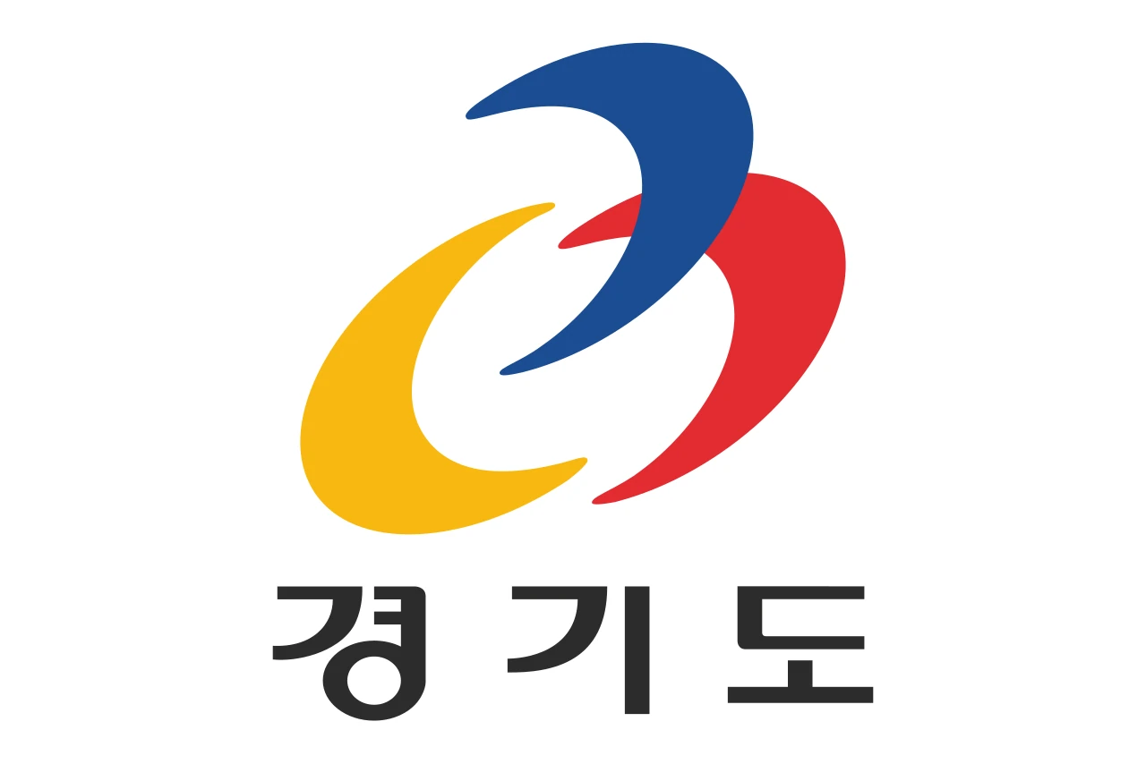 Bandera de Gyeonggi entre 1996 y 2006: fondo blanco con tres medias lunas