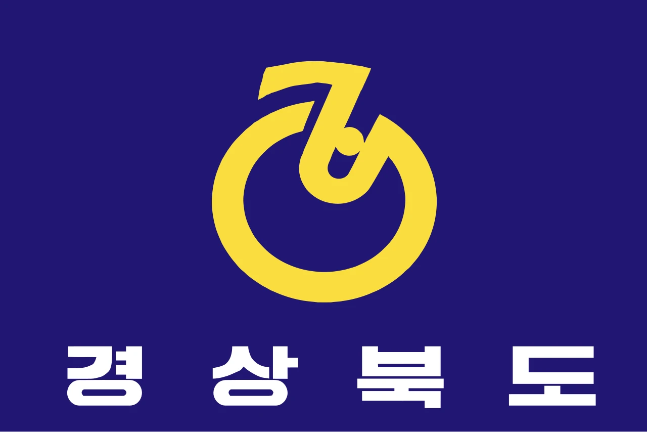 Bandera de Gyeongsang del Norte entre 1966 y 1997: paño azul marino con emblema dorado