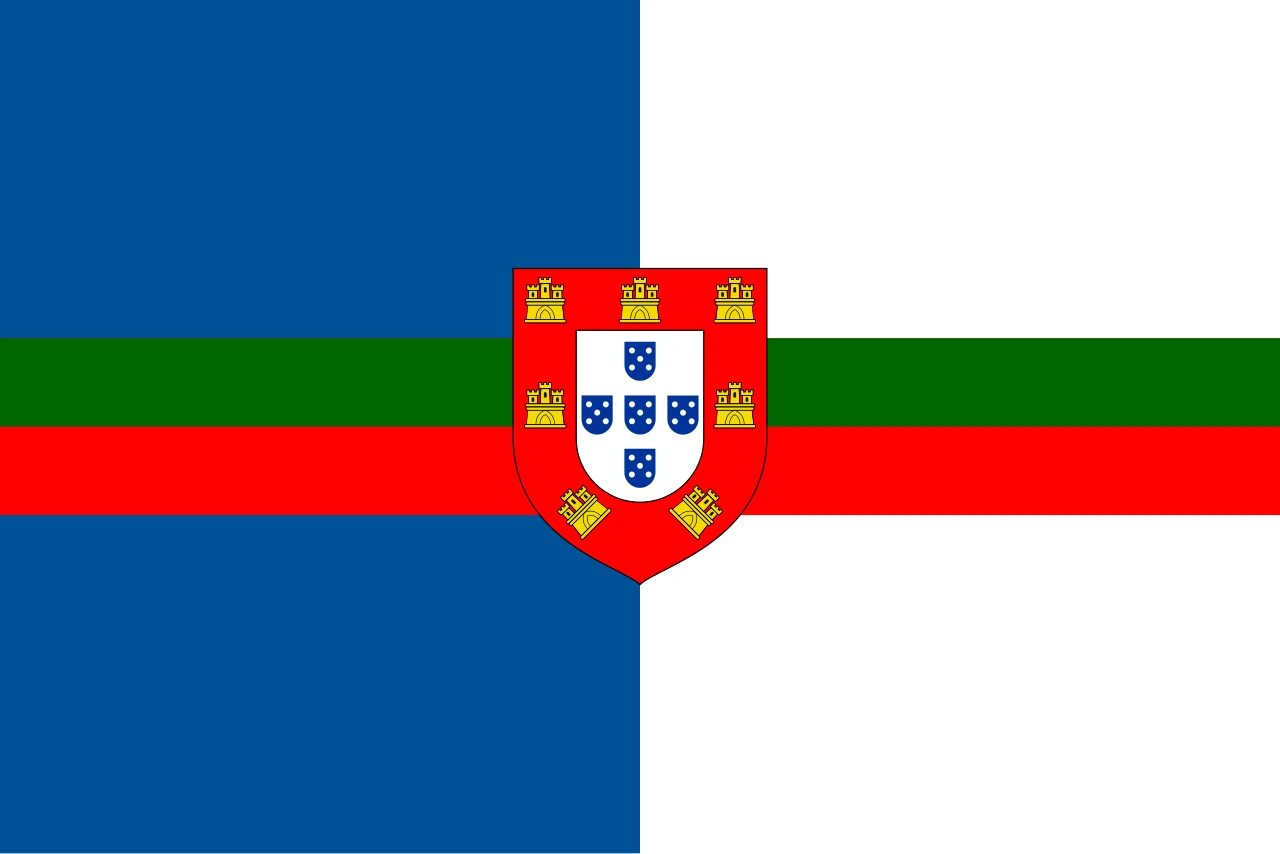 Bandera amb el camp blau i blanc i una franja horitzontal verda i vermella amb l’escut al centre