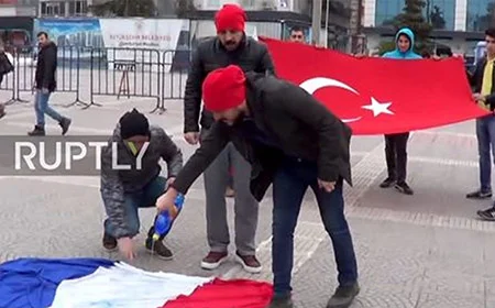 Flagfail de Protestantes Turcos confuden y queman la bandera francesa por la de los Países Bajos