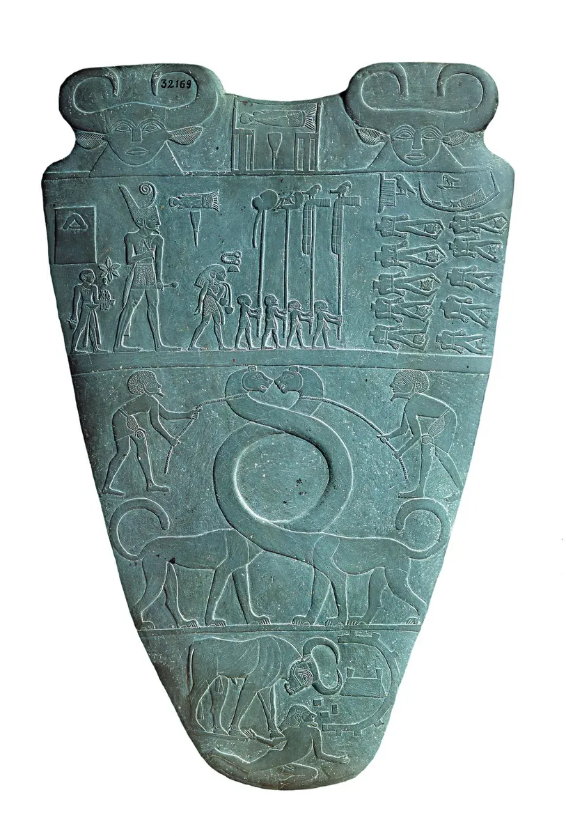 Paleta de Narmer: a la franja superior, quatre portaestendards caminen davant del rei